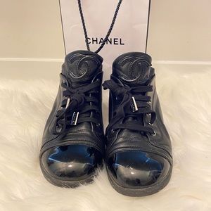 BLACK CHANEL PATENT LEATHER SNEAKERS SIZE 37 (7)
